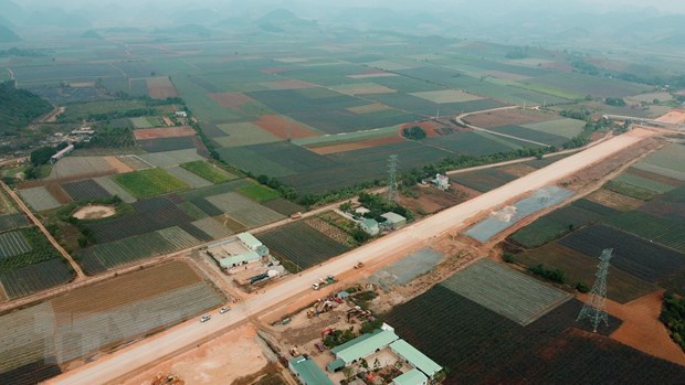Destinan fondo millonario para construir tramo de autopista Norte-Sur de Vietnam hinh anh 1