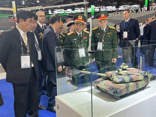 Vietnam asiste a Exposicion Internacional de defensa y seguridad terrestre y aeroterrestre hinh anh 1