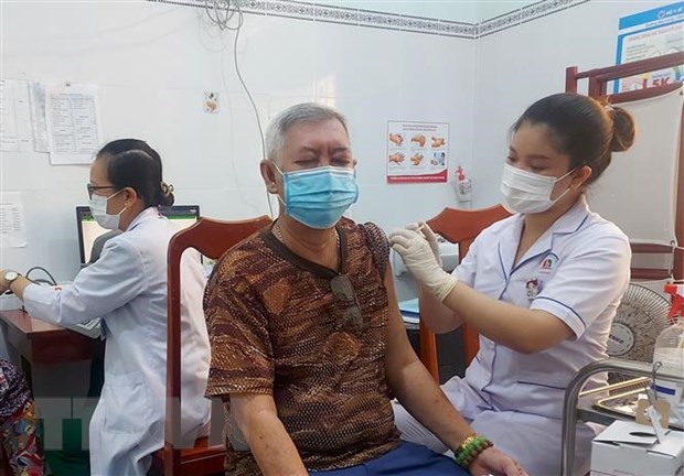 Disminuyen casos diarios de COVID-19 en Vietnam hinh anh 1