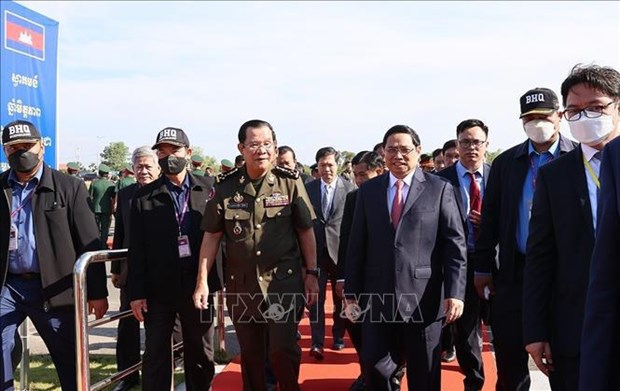 Prensa camboyana enaltece 45 aniversario del camino de Hun Sen para derrocar regimen genocida Pol Pot hinh anh 2