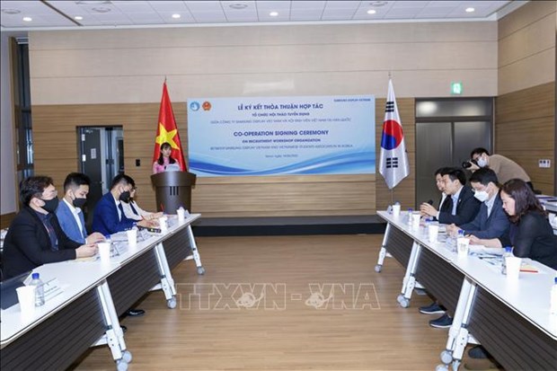 Vietnam y Corea del Sur firman acuerdo de reclutamiento de personal hinh anh 2