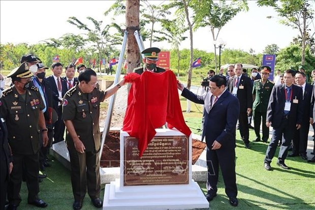Premier camboyano agradece a Vietnam por ayuda al derrocamiento del regimen genocida de Pol Pot hinh anh 1