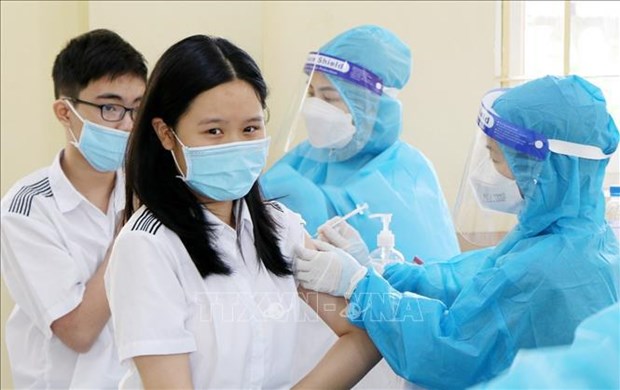 Vietnam por administrar dosis de refuerzo contra COVID-19 para ninos de 12 a 17 anos hinh anh 1