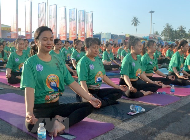 Inauguran el Dia Internacional del Yoga en provincia vietnamita de Quang Ninh hinh anh 1