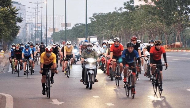 Ciudad Ho Chi Minh considera establecer carriles para bicicletas y peatones en carretera principal hinh anh 1