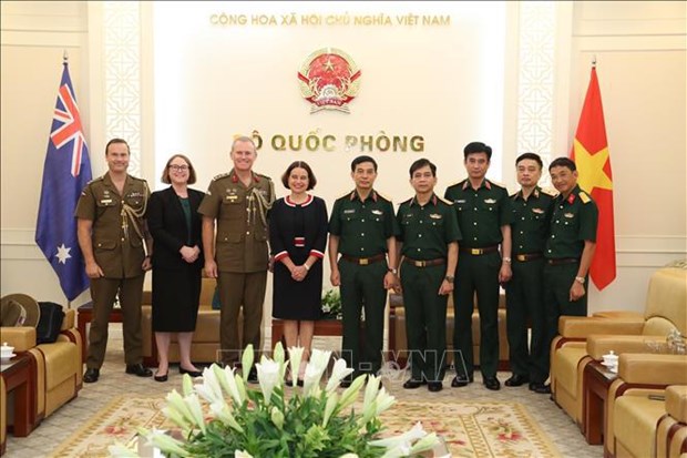 Ministro de Defensa de Vietnam recibe a saliente embajadora australiana hinh anh 1