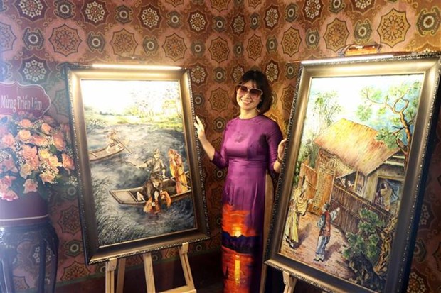 Exposicion destaca arte en bronce esmaltado de ciudad imperial vietnamita de Hue hinh anh 1