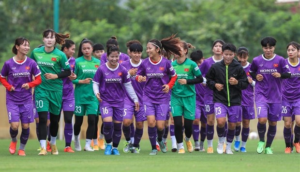 Seleccion femenina de futbol de Vietnam realiza entrenamiento en Francia hinh anh 1