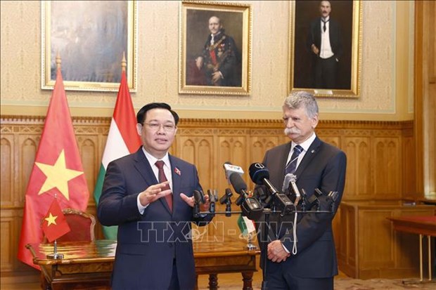 Medios de Europa Oriental resaltan visita de presidente del Parlamento vietnamita a Hungria hinh anh 1