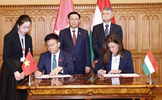 Vietnam y Hungria firman acuerdo de cooperacion judicial para 2022-2023 hinh anh 1