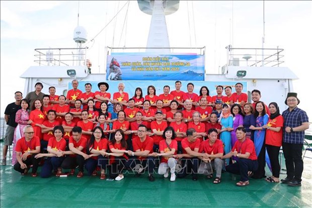 Vietnamitas en extranjero expresan patriotismo hacia mar e islas del pais hinh anh 1