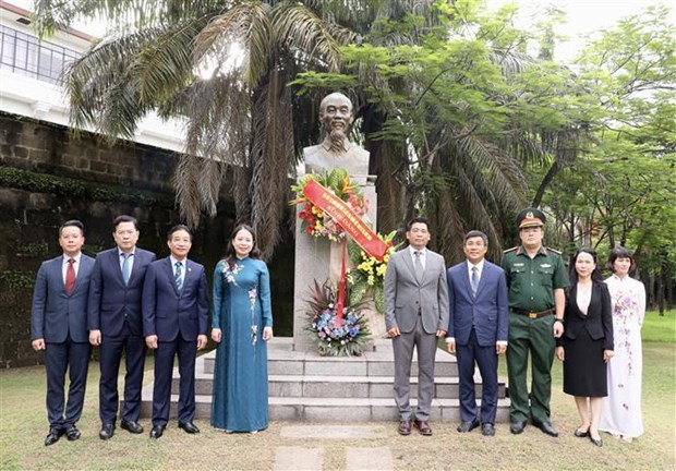 Vicepresidenta vietnamita colora ofrendas florales ante monumento del Presidente Ho Chi Minh en Filipinas hinh anh 1