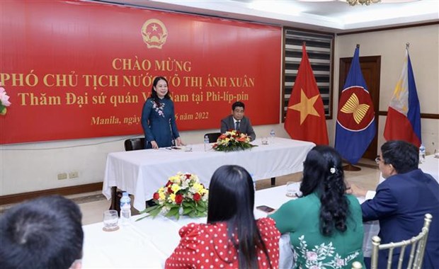 Vicepresidenta vietnamita colora ofrendas florales ante monumento del Presidente Ho Chi Minh en Filipinas hinh anh 2