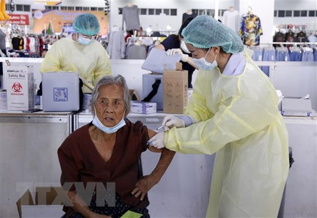 Laos alienta a sus pobladores a inyectarse dosis de refuerzo contra la COVID-19 hinh anh 1