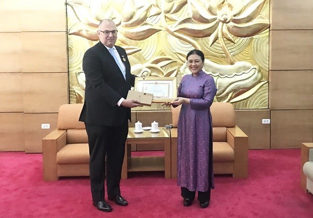 Entregan en Vietnam insignia de amistad a embajador danes hinh anh 1