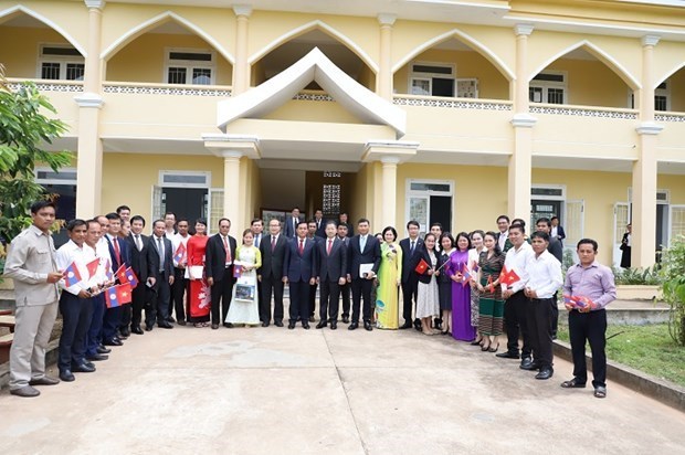 Entregan escuela financiada por ciudad vietnamita a Laos hinh anh 1