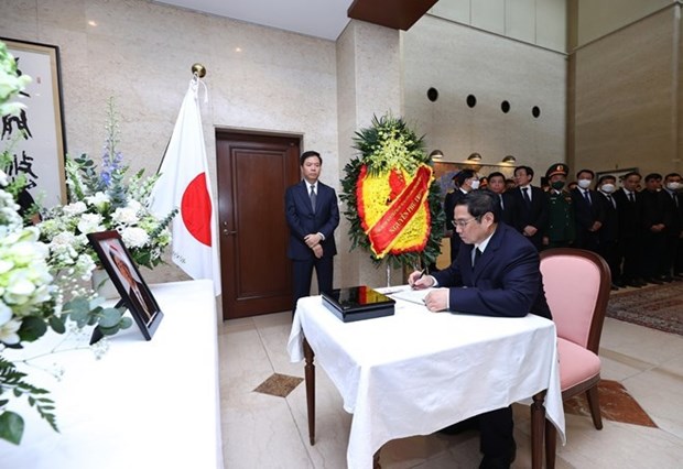 Dirigentes vietnamitas rinden homenaje al difunto expremier japones Abe Shinzo hinh anh 1