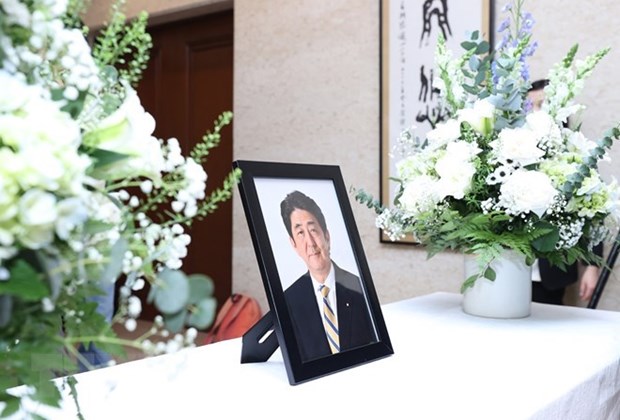 Dirigentes vietnamitas rinden homenaje al difunto expremier japones Abe Shinzo hinh anh 2