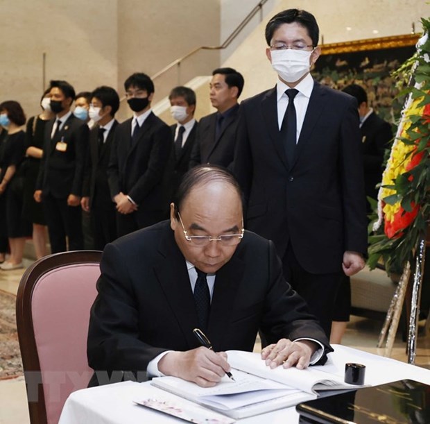 Dirigentes vietnamitas rinden homenaje al difunto expremier japones Abe Shinzo hinh anh 3