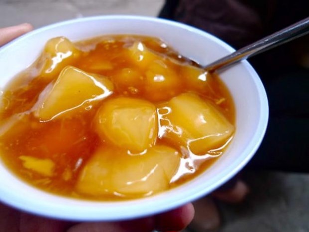 Compota de yuca dulce, comida callejera especial en Hanoi hinh anh 1