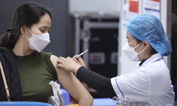 Ministerio de Salud de Vietnam pide acelerar inyeccion de dosis de refuerzo contra COVID-19 hinh anh 1