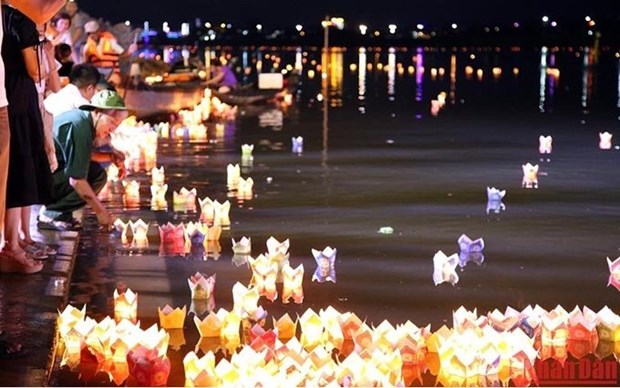 Miles de farolillos de flores iluminan el rio Thach Han en Quang Tri hinh anh 1