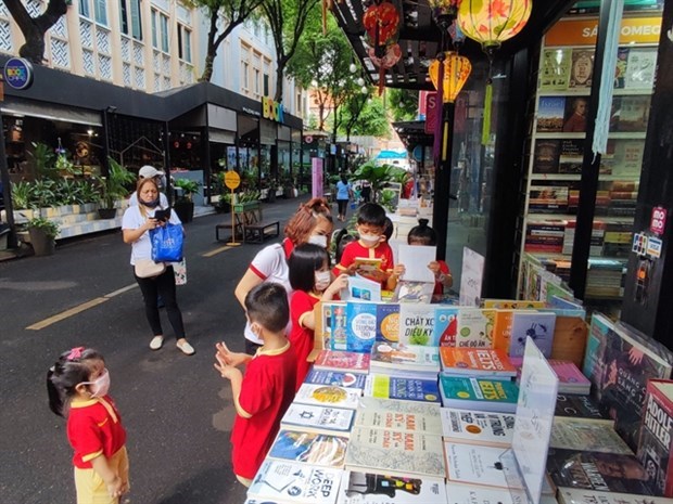 Feria del Libro de Ciudad Ho Chi Minh fomenta el habito de lectura en los ninos hinh anh 1