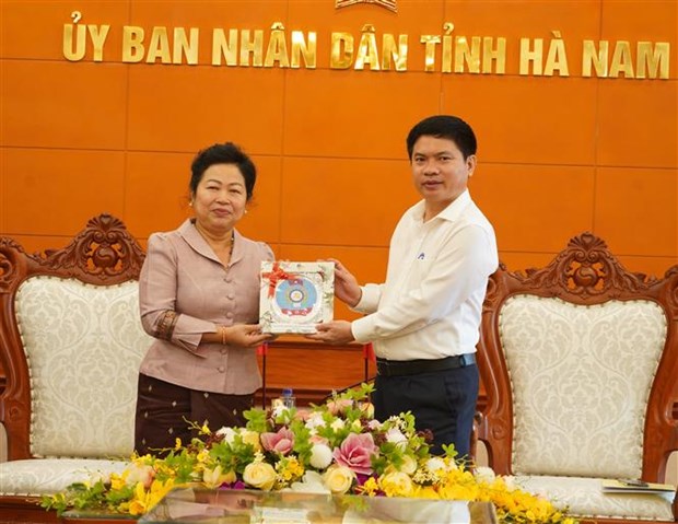 Delegacion de la Federacion de Sindicatos de Laos visita provincia de Ha Nam hinh anh 1