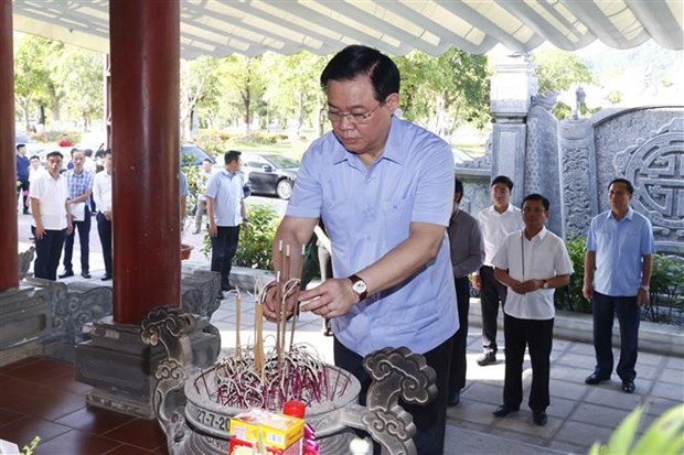 Presidente del Parlamento vietnamita rinde homenaje a martires nacionales hinh anh 1