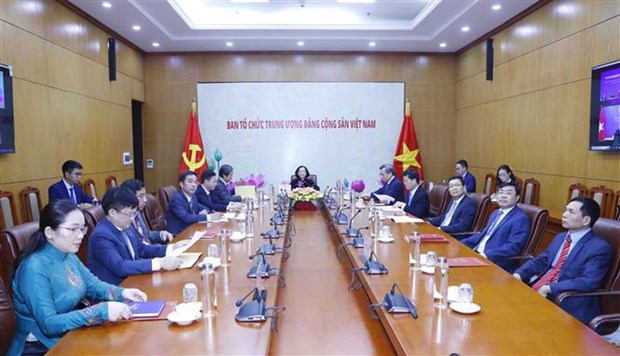 Partidos Comunistas de Vietnam y China impulsan cooperacion en formacion de cuadros hinh anh 1