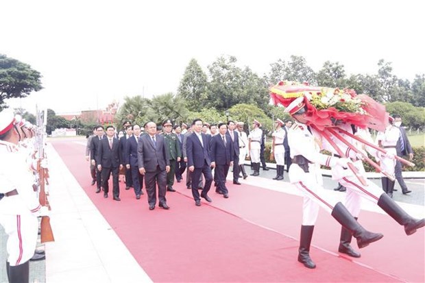 Dirigentes laosianos reciben a delegacion partidista vietnamita hinh anh 3