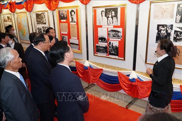 Inauguran exposicion de materiales de archivo sobre relaciones Vietnam-Laos hinh anh 1