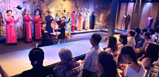Presentacion de patrimonios culturales inmateriales vietnamitas deleita al publico hinh anh 1