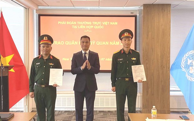 Dos oficiales vietnamitas obtienen rangos militares en Nueva York hinh anh 1