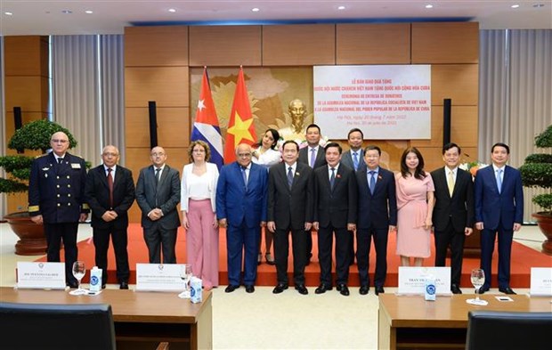 Asamblea Nacional de Vietnam entrega obsequios a organo legislativo de Cuba hinh anh 2