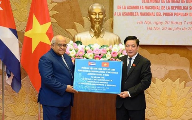 Asamblea Nacional de Vietnam entrega obsequios a organo legislativo de Cuba hinh anh 1