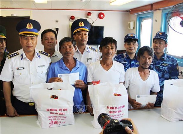 Rescatan a cuatro tripulantes vietnamitas desaparecidos en el mar hinh anh 1