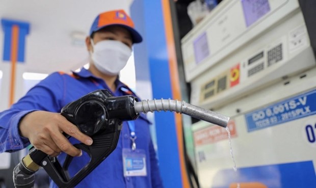 Precios de la gasolina se reducen por tercera vez consecutiva hinh anh 1