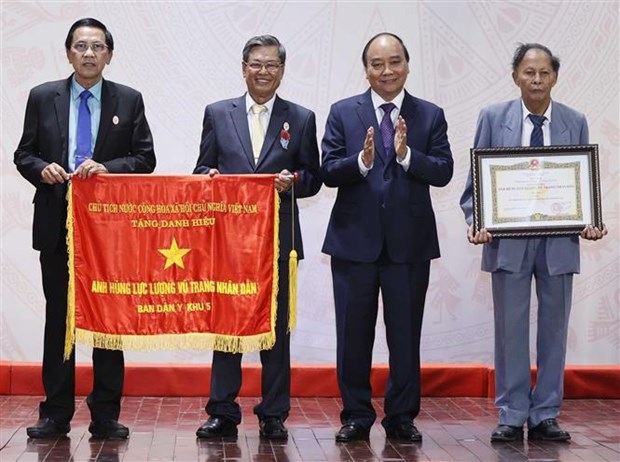 Honran aportes de medicos civiles vietnamitas a salvaguardia nacional hinh anh 1