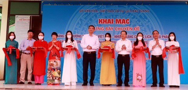 Efectuan exposicion sobre archipielagos vietnamitas en provincia de Bac Giang hinh anh 1