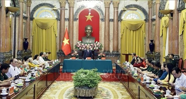Presidente vietnamita aprecia aportes de personas con meritos revolucionarios hinh anh 1