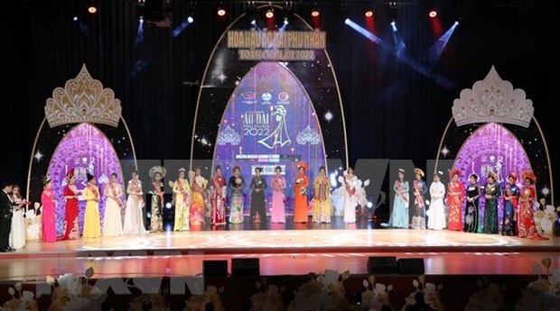 Concurso de belleza resalta traje tradicional de Vietnam en Europea hinh anh 1