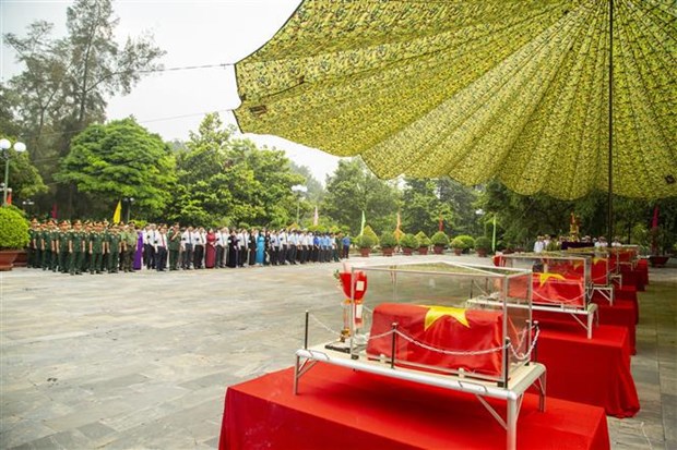 Rinden homenaje postumo a internacionalistas vietnamitas fallecidos en Camboya hinh anh 1