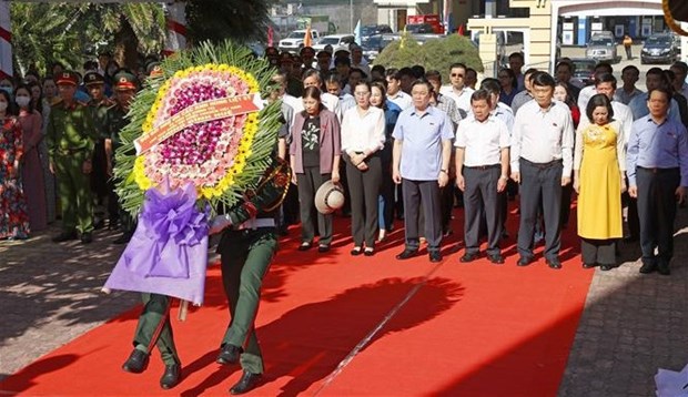 Presidente del Parlamento de Vietnam rinde tributo a martires del pais hinh anh 1