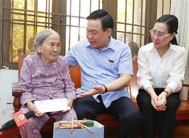 Presidente del Parlamento de Vietnam rinde tributo a martires del pais hinh anh 3