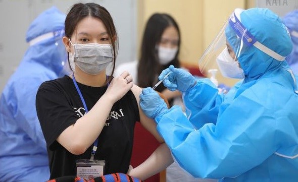 Insta premier de Vietnam a intensificar vacunacion contra COVID-19 hinh anh 2