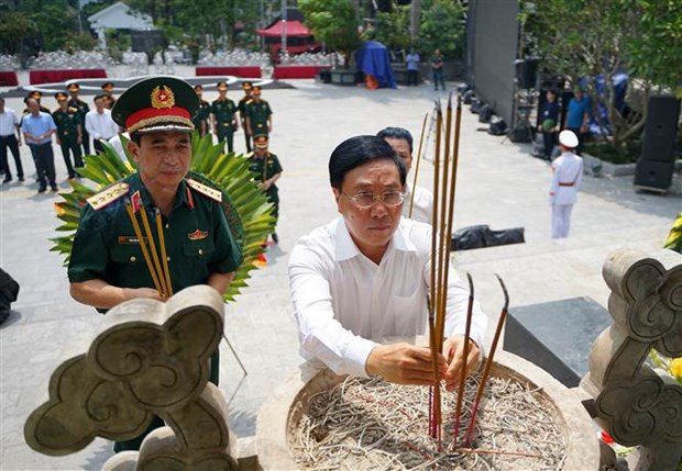 Vicepremier vietnamita rinde homenaje a martires caidos por la independencia hinh anh 1