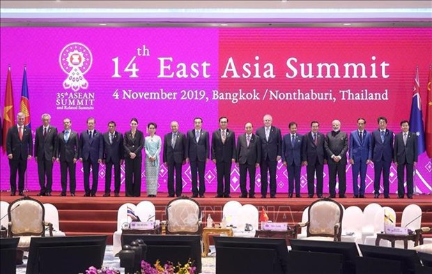 27 anos de adhesion de Vietnam a ASEAN: Ratifica papel central en la region hinh anh 2