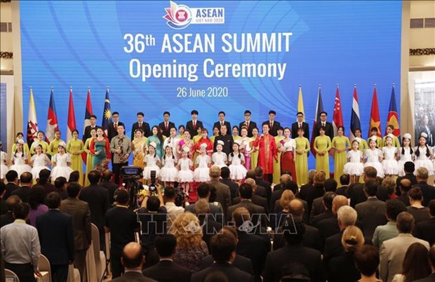 27 anos de adhesion de Vietnam a ASEAN: Ratifica papel central en la region hinh anh 1