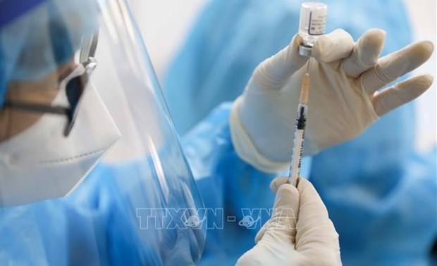 Primer ministro vietnamita insta a acelerar vacunacion de dosis de refuerzo contra la COVID-19 hinh anh 1